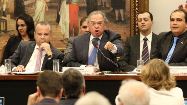 Paulo Guedes sem sessão da CCJ, da Câmara; para FHC, ele age como professor com os parlamentares, não como político (Foto: FABIO RODRIGUES POZZEBOM/AGÊNCIA BRASIL, via BBC) Paulo Guedes sem sessão da CCJ, da Câmara; para FHC, ele age como professor com os parlamentares, não como político (Foto: FABIO RODRIGUES POZZEBOM/AGÊNCIA BRASIL, via BBC)