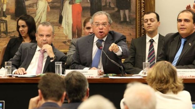 Paulo Guedes sem sessão da CCJ, da Câmara; para FHC, ele age como professor com os parlamentares, não como político (Foto: FABIO RODRIGUES POZZEBOM/AGÊNCIA BRASIL, via BBC)