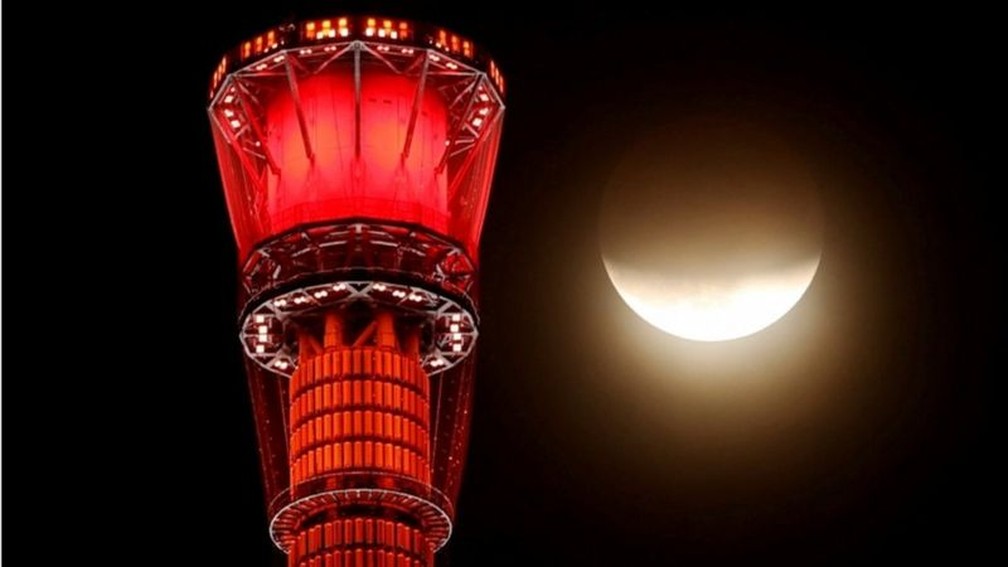 Eclipse lunar parcial em Tóquio; em primeiro plano, torre de observação Skytree — Foto: Reuters via BBC