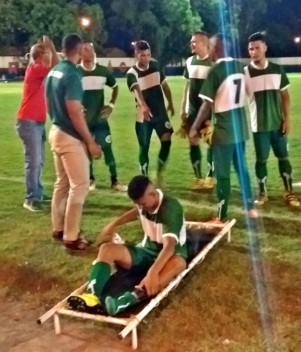 Atletas saem de campo, Progresso fica com apenas seis, e juiz paralisa jogo (Foto: Bruno Willemon)