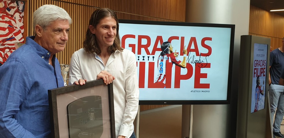 Filipe Lu�s � homenageado em despedida do Atl�tico de Madrid � Foto: Fernando Kallas