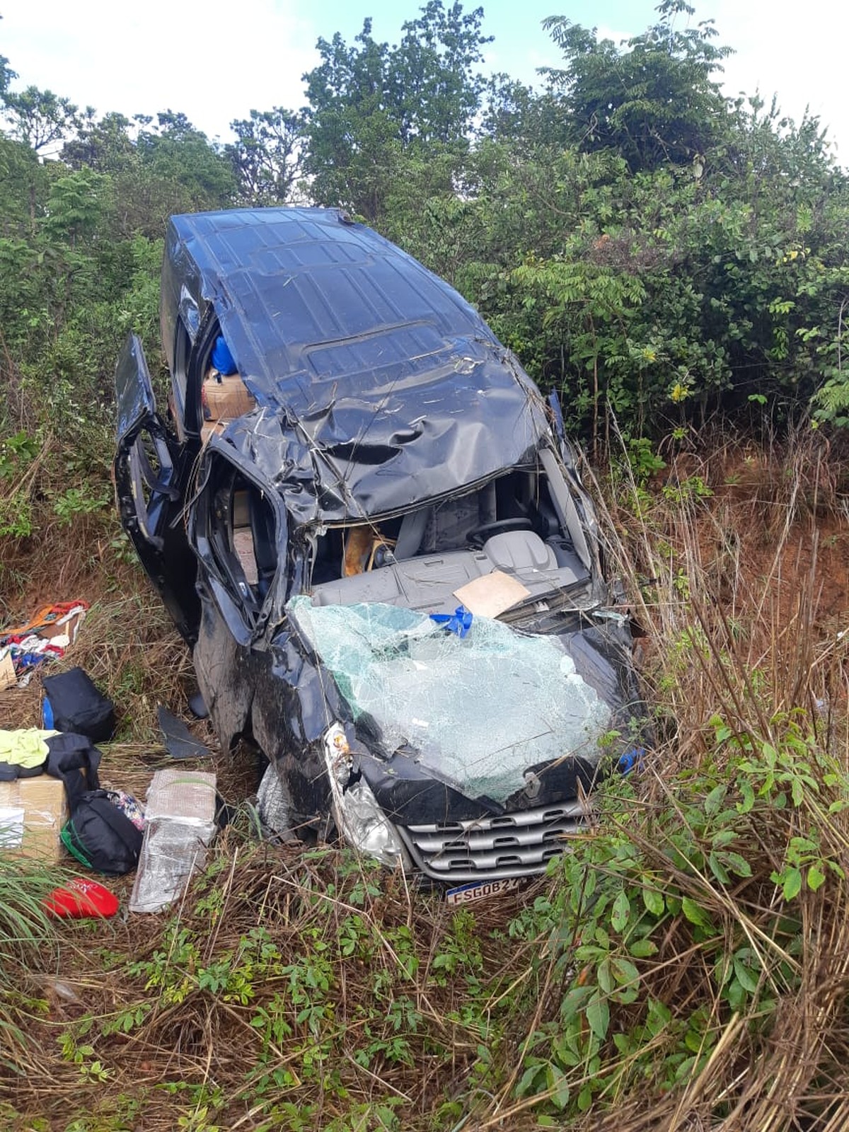 Van capota e motorista morre na BR-365, em Montes Claros