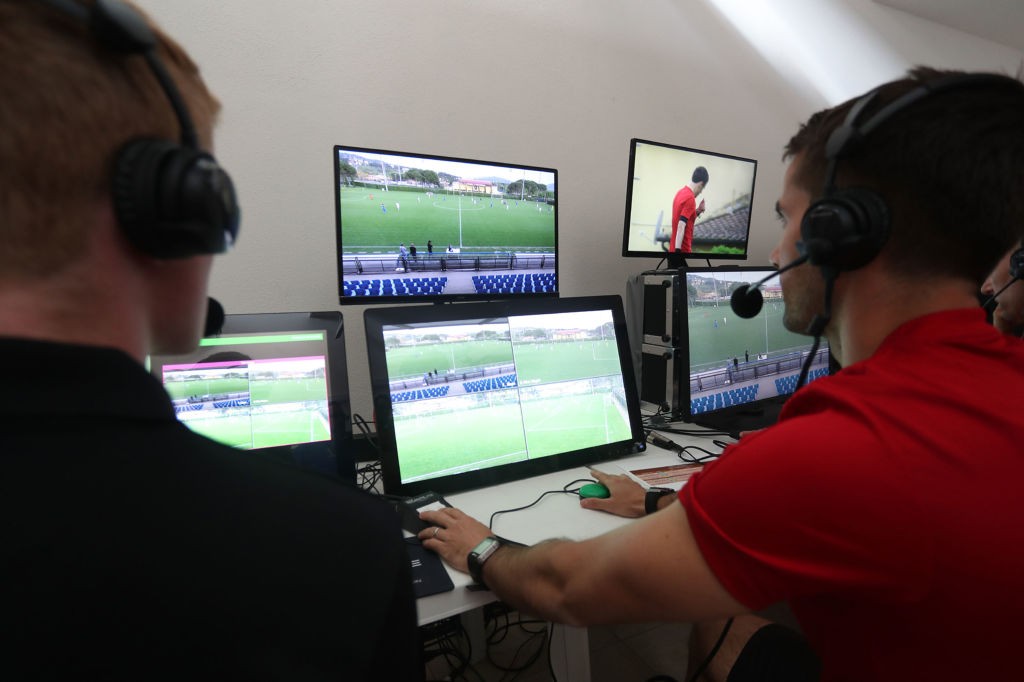 Demonstração da FIFA de como funciona o árbitro de vídeo (VAR), tecnologia que será aplicada durante a Copa do Mundo da Rússia (Foto: Gabriele Maltinti/Getty Images)