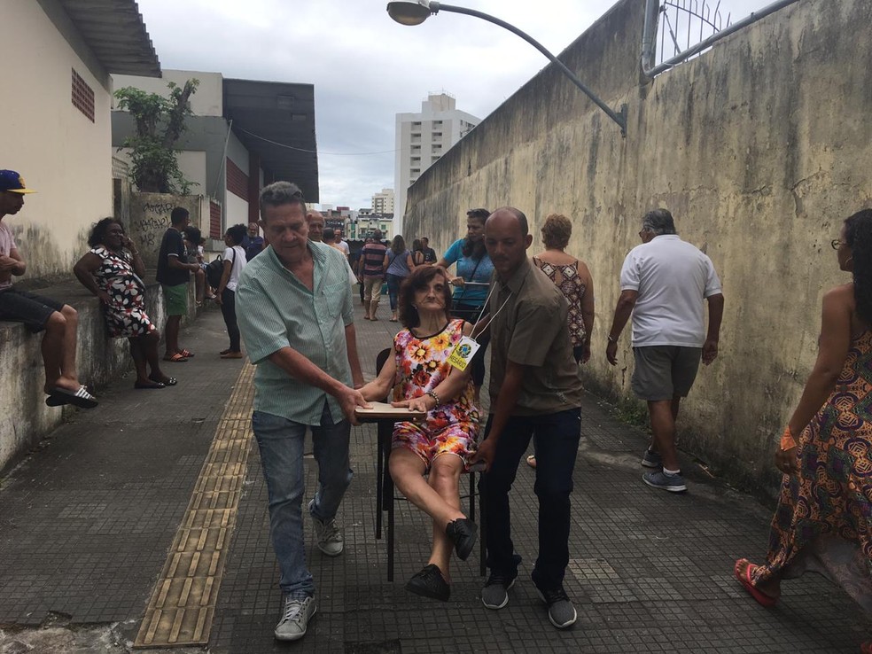 Eleitora foi levada em cadeira  â Foto: Ivis Macedo/G1