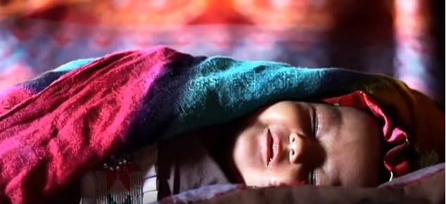 Bebê (na imagem) foi vendida no Afeganistão (Foto: Reprodução BBC)