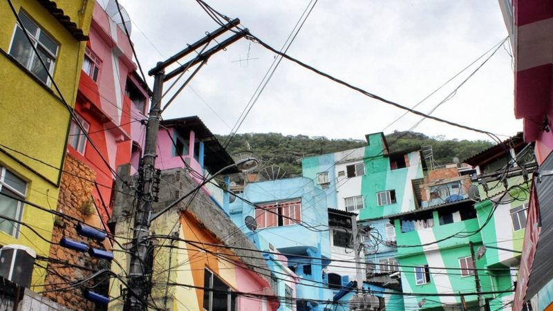 Salário baixo e informalidade levam os imigrantes a viver em favelas e periferias (Foto: Getty Images via BBC News)