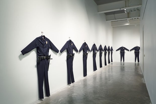 L.A.P.D. Uniforms, 1993 (Foto: Benoit Pailley/ cortesia New Museum, New York)