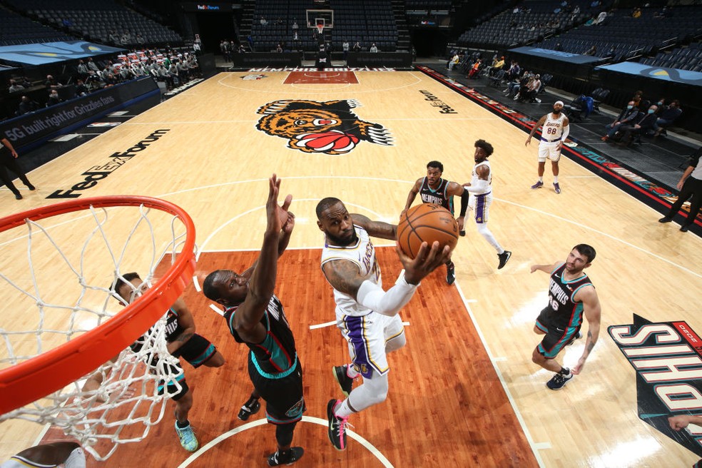 LeBron James no jogo entre Lakers e Grizzlies — Foto: Joe Murphy/NBAE via Getty Images
