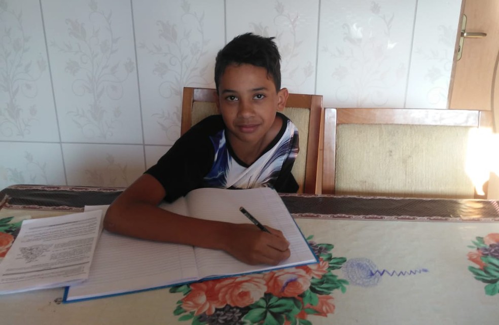 Wallyson Felisdorio Silva, 10 anos, aluno da Escola Municipal Paulo Freire, em Embu das Artes (SP): 'Prefiro a escola, em casa a aula é mais curtinha'. — Foto: Arquivo Pessoal