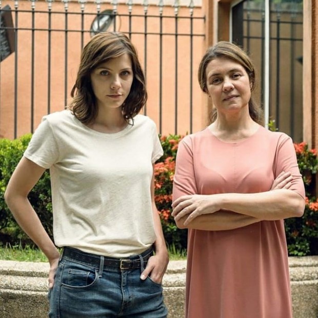 Elisa Volpatto e Adriana Esteves na série Assédio (Foto: Reprodução/Instagram)