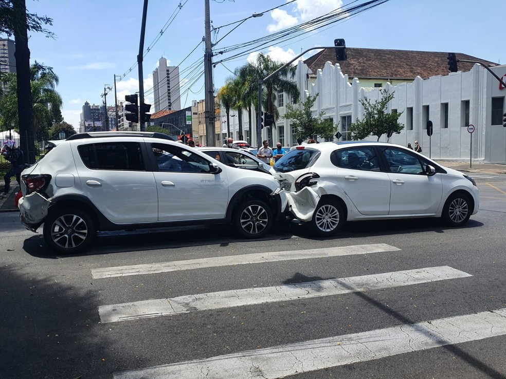 Acidente envolveu oito carros e uma motocicleta — Foto: Amanda Menezes / RPC