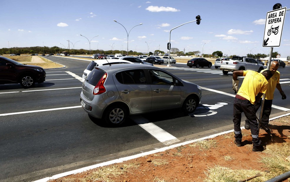 Detran cria 'bolsões' para motos em frente a semáforos do Eixo Monumental, no DF (Foto: Dênio Simões/GDF/Reprodução)
