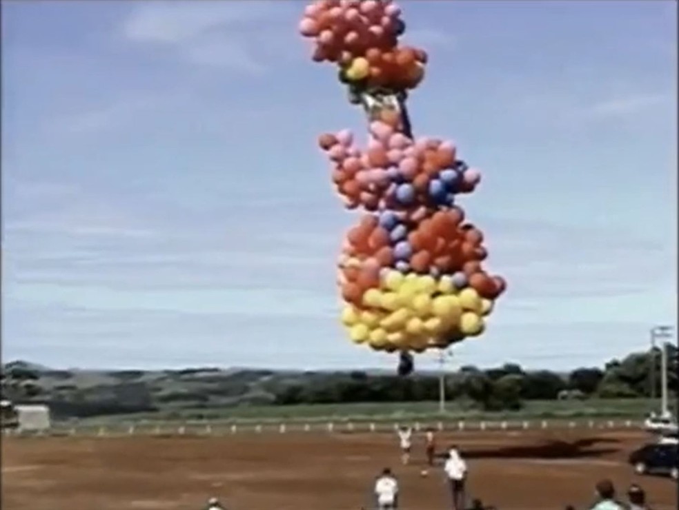 Adelir de Carli planejava voar acoplado a balões de gás hélio por 20 horas — Foto: Reprodução/Globo