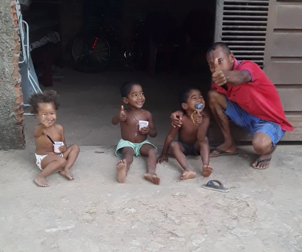 Rodrigo com três dos cinco filhos em sua casa — Foto: Arquivo Pessoal /Rodrigo Santos