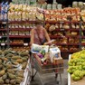 Foto: (Mulher no mercado / Paulo Whitaker/Reuters)