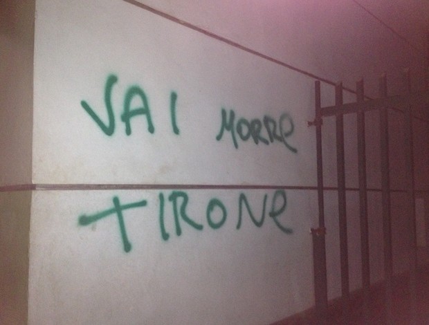 Pixação com ameaça de morte a Arnaldo Tirone (Foto: Felipe Zito/Globoesporte.com)
