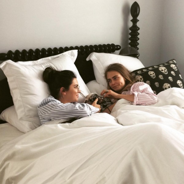 Cara Delevingne e Kendall Jenner acordaram juntas domingo de manhã (Foto: Reprodução/Instagram)