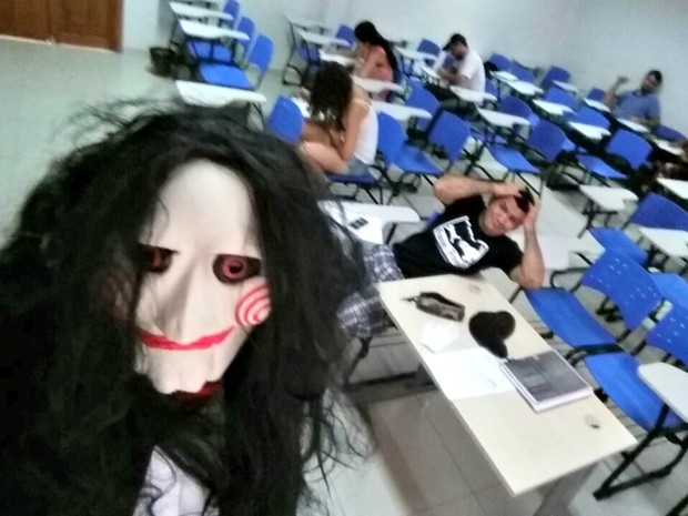 Professor se vesta de Jigsaw e aplica prova no estilo Jogos