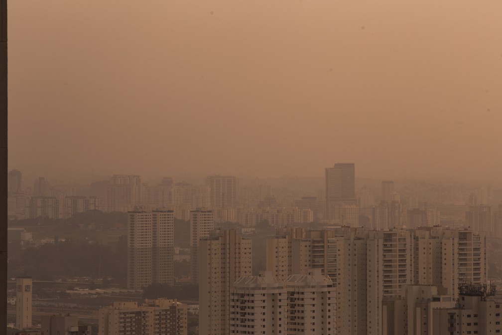 Céu alaranjado visto no bairro do Alto da Lapa, na Zona Oeste de São Paulo, na tarde desta sexta-feira (18). — Foto: André Lucas/Estadão Conteúdo