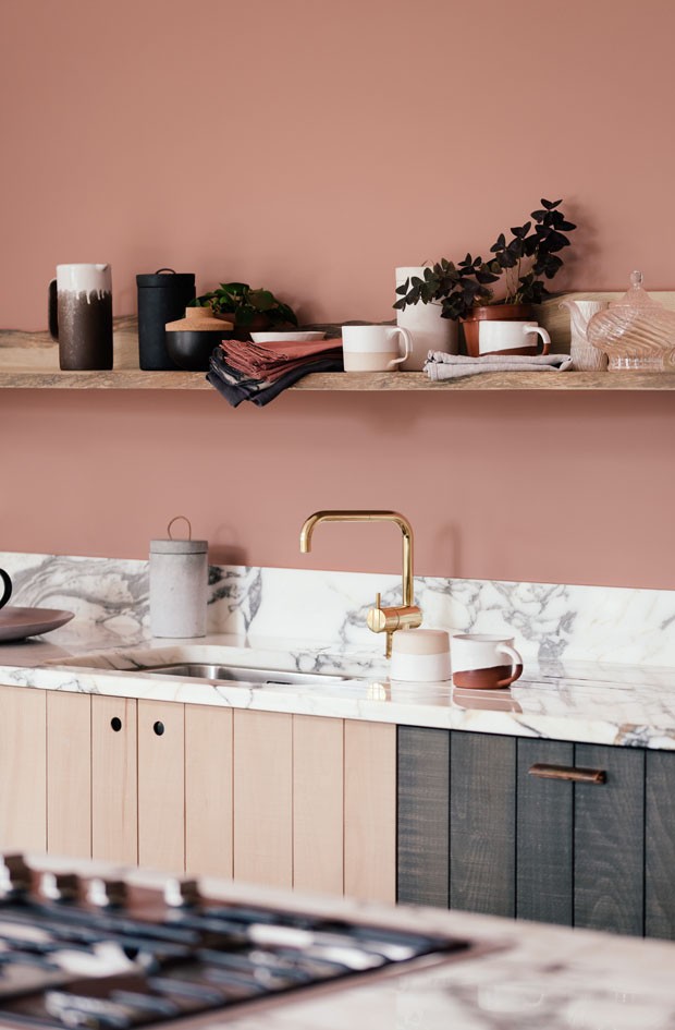 Décor do dia: cozinha rosa com um toque de dourado (Foto: Divulgação)