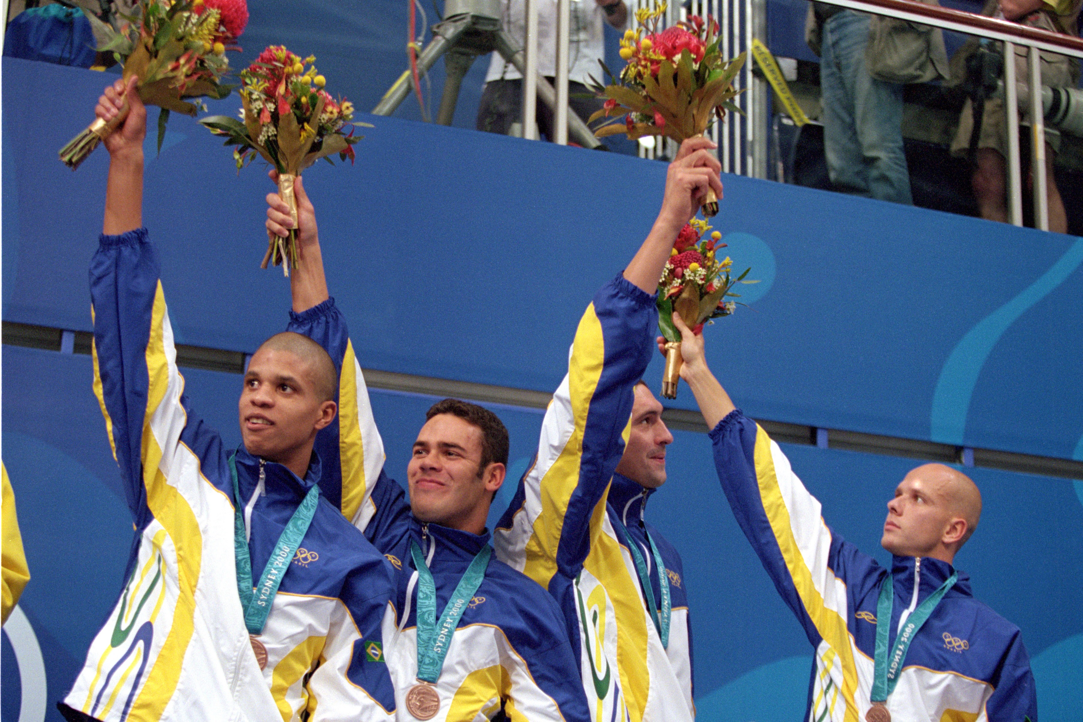 Time Brasil da natação no pódio da Sydney 2000 com a medalha de bronze (Foto: Getty Images)