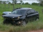 Motorista fica preso às ferragens em acidente com três carros em rodovia