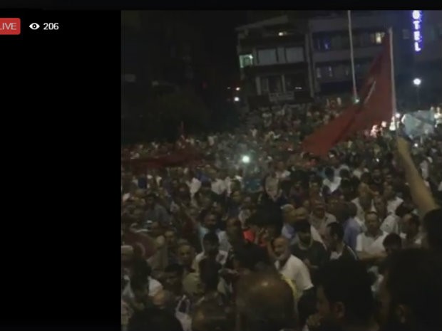 Transmissão pelo Facebook mostra multidão nas ruas com bandeiras na Turquia (Foto: Reprodução/Facebook)
