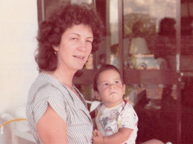 Mateus Solano com um aninho no colo da mãe Miriam  (Foto: Arquivo pessoal cedido para o TV Xuxa)