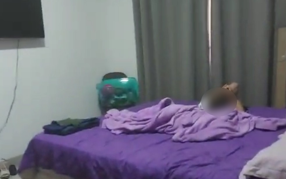 Vizinhos encontram criança em cima de cama onde mulheres foram mortas a facadas em Senador Canedo, Goiás — Foto: TV Anhanguera