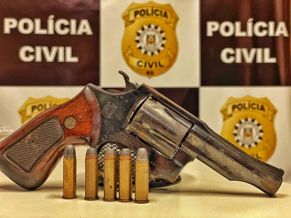 Uma arma foi apreendida com um dos suspeitos — Foto: Divulgação/Polícia Civil