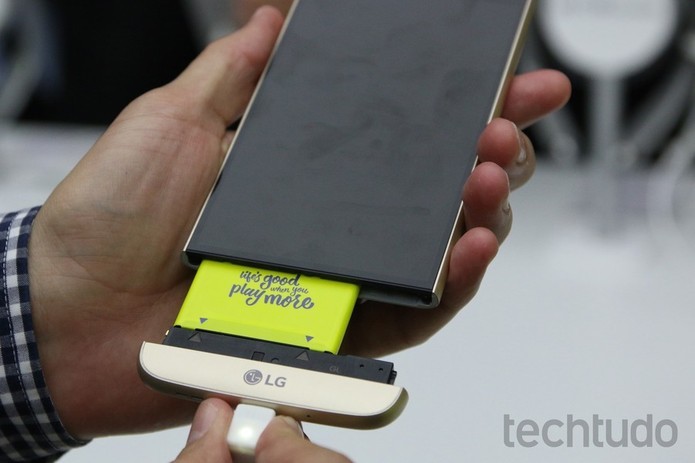 LG G5 SE tem bateria que pode ser removida e trocada rapidamente (Foto: Fabrício Vitorino/TechTudo)