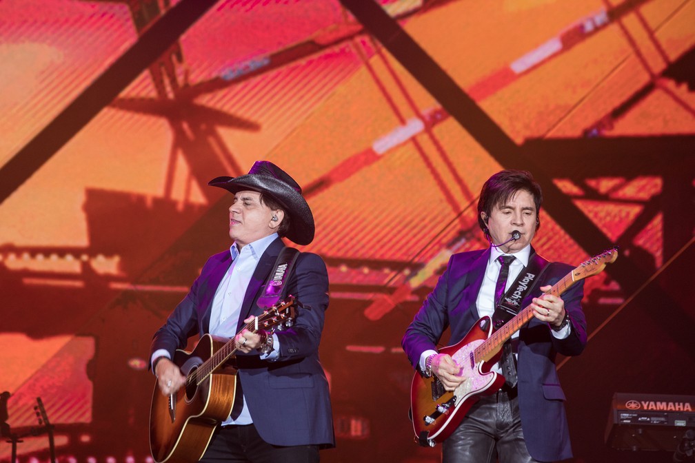 A dupla Chitãozinho e Xororó, no show Amigos, interpretou a canção "Sinônimo" em Barretos 2019 — Foto: Ricardo Nasi