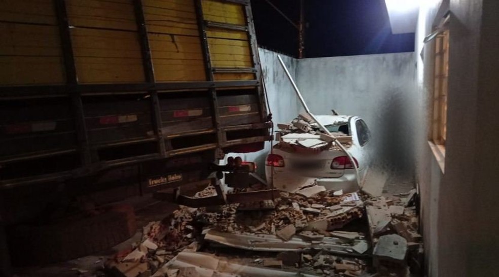 Situação de parte de residência e carro atingidos por caminhão em Patos de Minas — Foto: Toninho Cury/Arquivo Pessoal