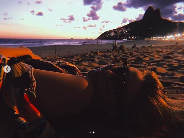 A modelo Gigi Hadid curtindo uma praia no Rio de Janeiro (Foto: Instagram)