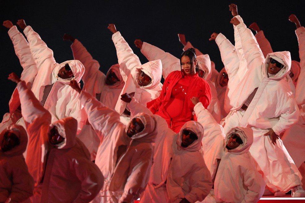 Rihanna durante show do intervalo no Super Bowl — Foto: Ezra Shaw/Getty Images via AFP
