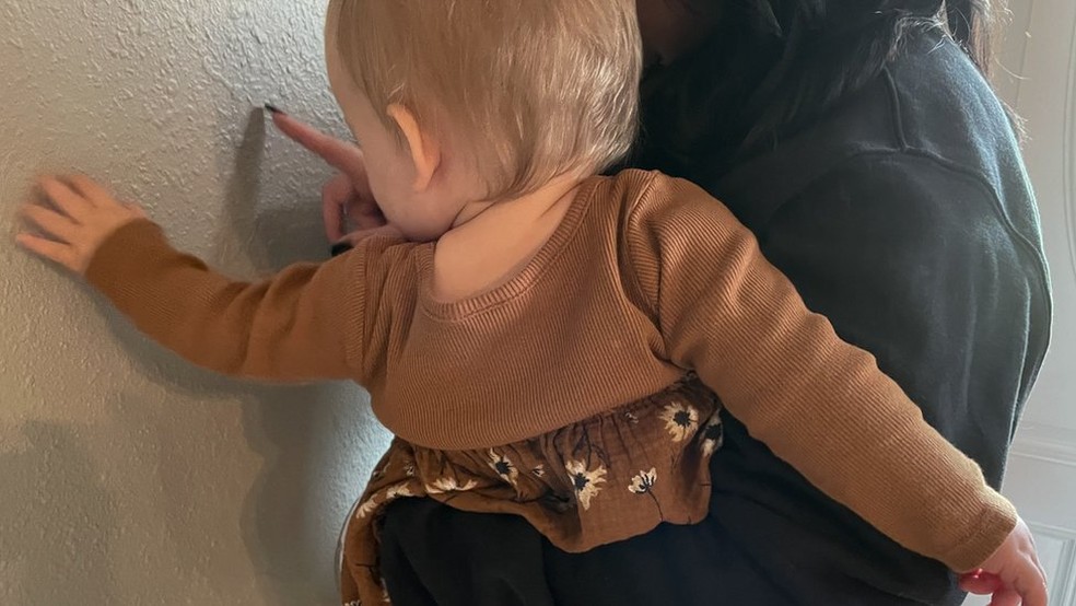 Michelle e sua filha: mãe acabou conseguindo recuperar a filha — Foto: BBC