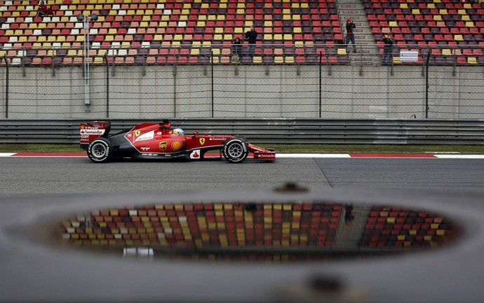 Fernando Alonso, com a Ferrari, no primeiro treino livre para o GP da China (Foto: Reuters)
