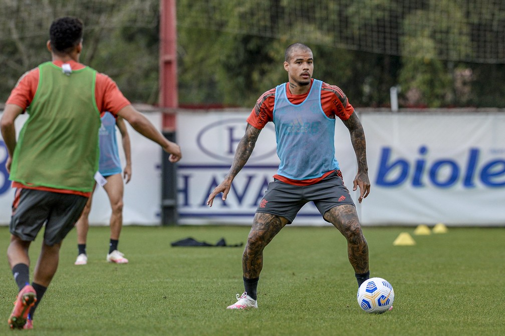 Kenedy em treino do Flamengo neste s&aacute;bado &mdash; Foto: Marcelo Cortes / Flamengo