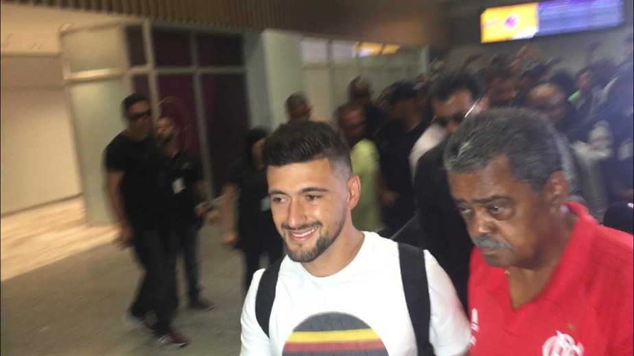 Sorridente e em silÃªncio, Arrascaeta chega ao Rio para assinar com o Flamengo