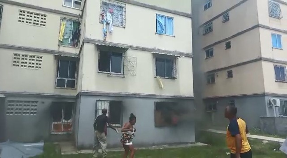Adolescente tem queimaduras no rosto após incêndio atingir apartamento em Salvador — Foto: Reprodução/TV Bahia