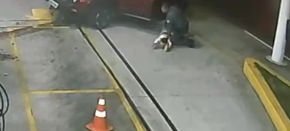 Homem b&ecirc;bado bate carro em posto de gasolina na Avenida Sapopemba, na Zona Leste &mdash; Foto: Reprodu&ccedil;&atilde;o/TV Globo