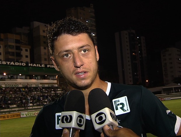 Felipe Menezes, meia do Goiás
