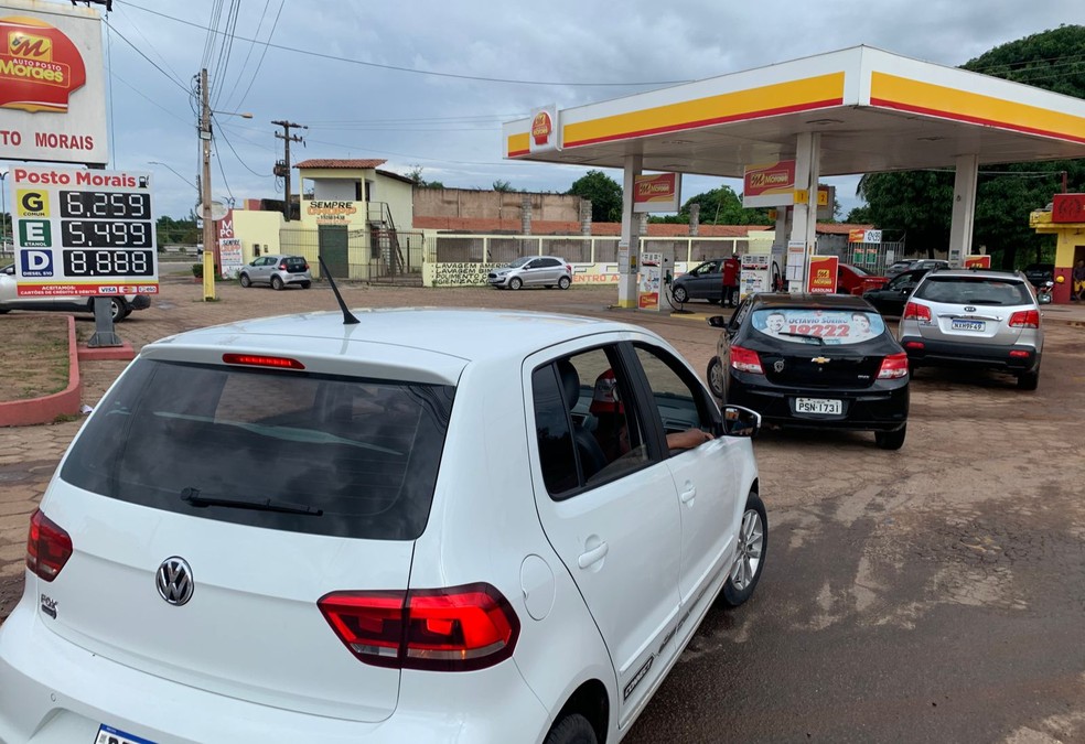 Motoristas correm aos postos antes do reajuste no preço dos combustíveis, em São Luís — Foto: Paulo Soares