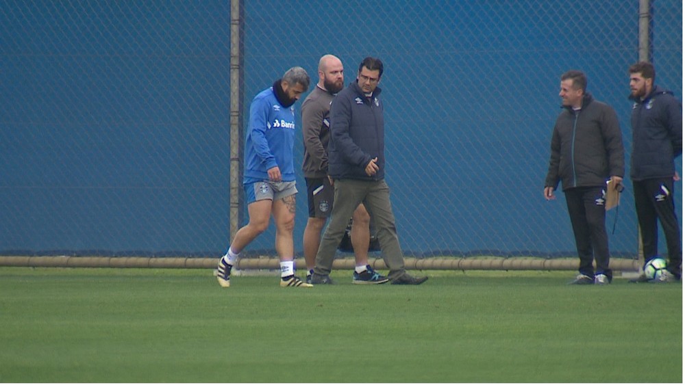 Reforçado por Douglas e cara nova, time de transição se apresenta ao Grêmio