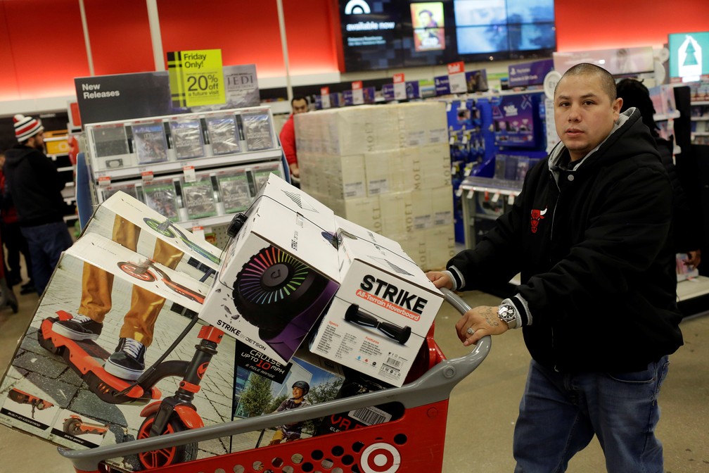 Consumidor empurra carrinho lotado de compras em Chicago — Foto: Joshua Lott/Reuters