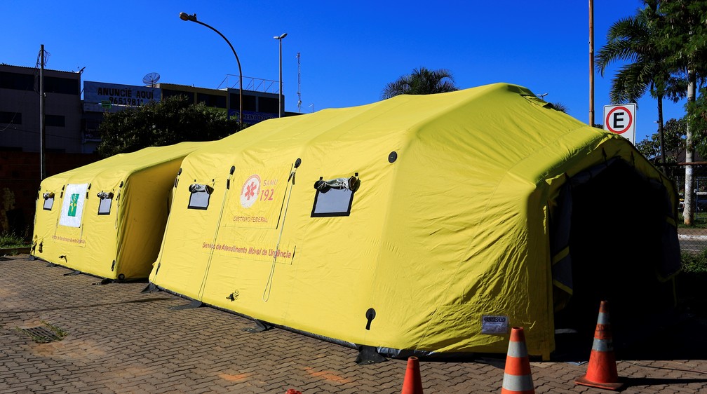 Tendas de hospital de campanha montadas em 2019 no DF para atender pacientes com suspeita de dengue — Foto: Breno Esaki/Saúde-DF