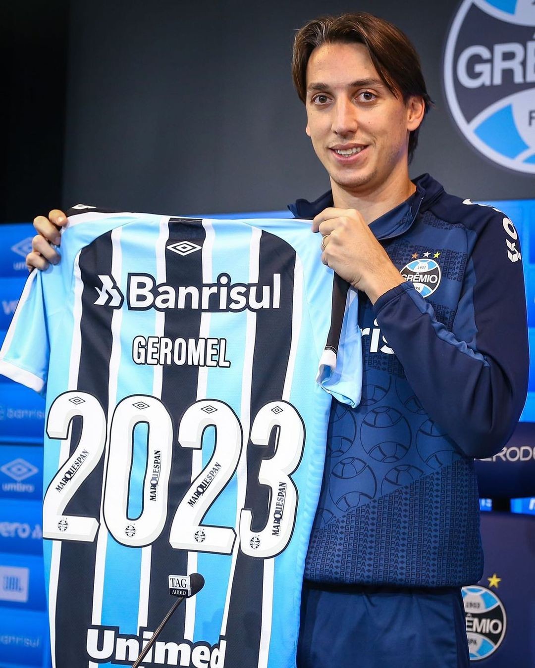Geromel continua no Grêmio e renovou para a próxima temporada, quando o clube voltará a disputar a Série A depois de um ano na segunda divisão