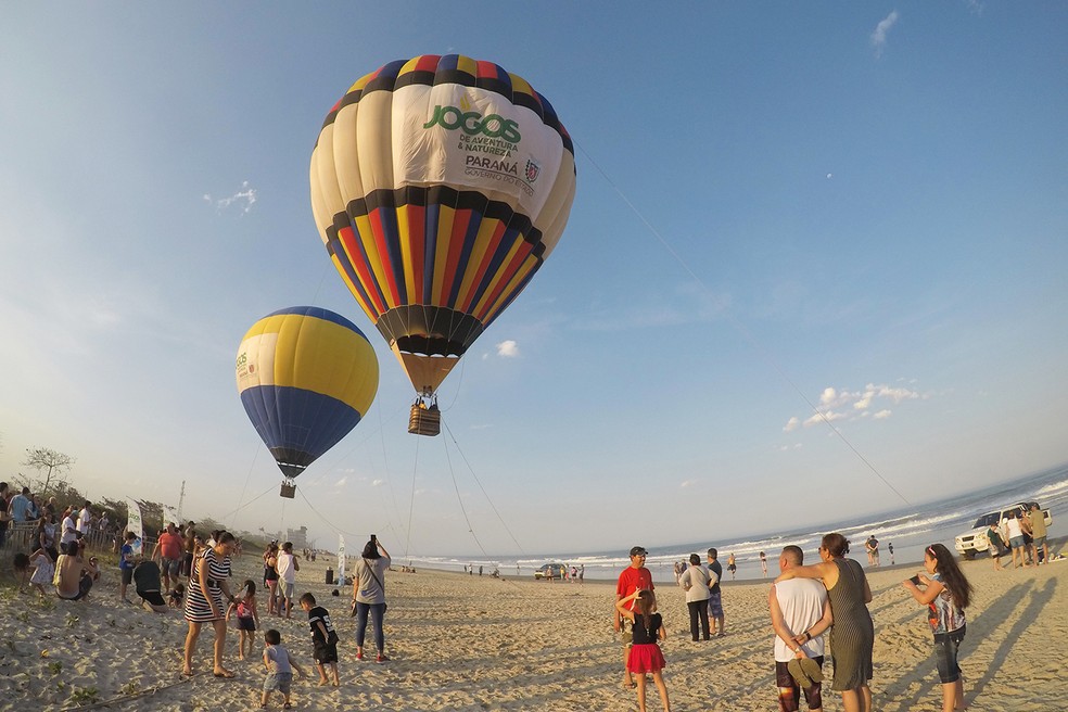 O Balonismo chamou atenção da comunidade em Matinhos durante a abertura dos Jogos. — Foto: Marcio Kubo