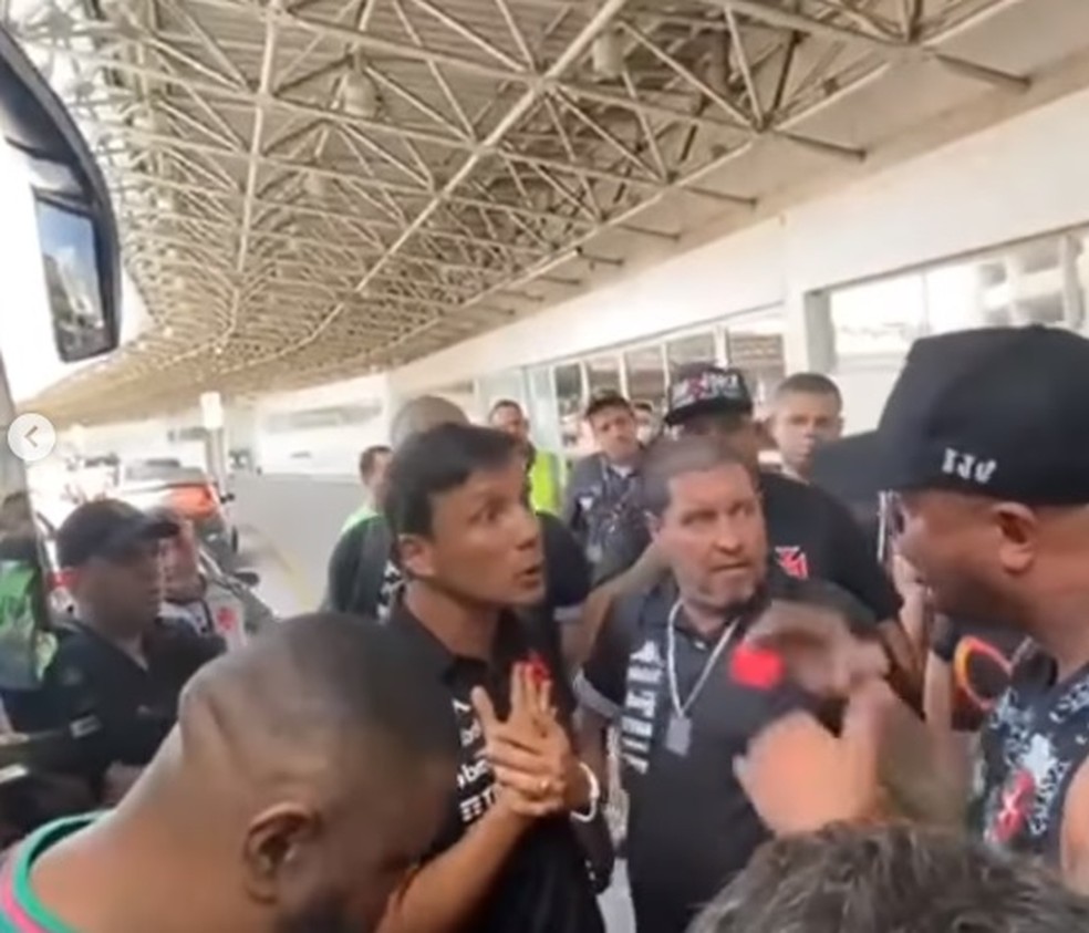 Zé Ricardo foi cercado durante protesto de organizada no aeroporto do Rio — Foto: Reprodução
