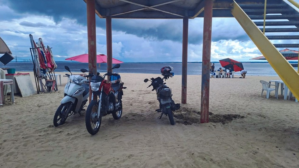 Motos foram flagradas na praia da Ponta Negra de Manaus — Foto: Implurb